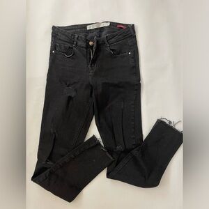 🖤🖤 distressed skinny jean